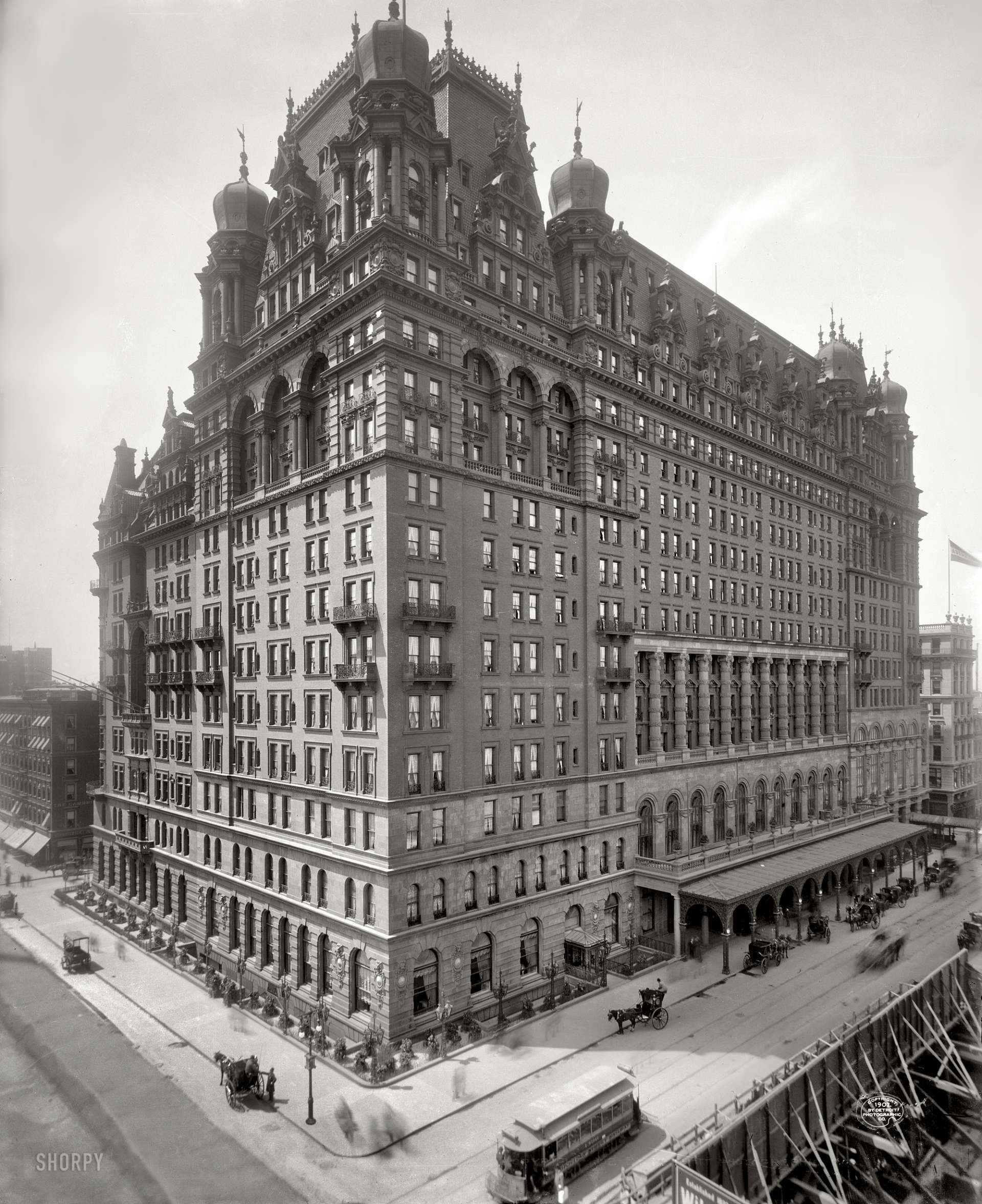 Once the two establishments owned by the two
cousins have been connected, the Waldorf-Astoria
was born.